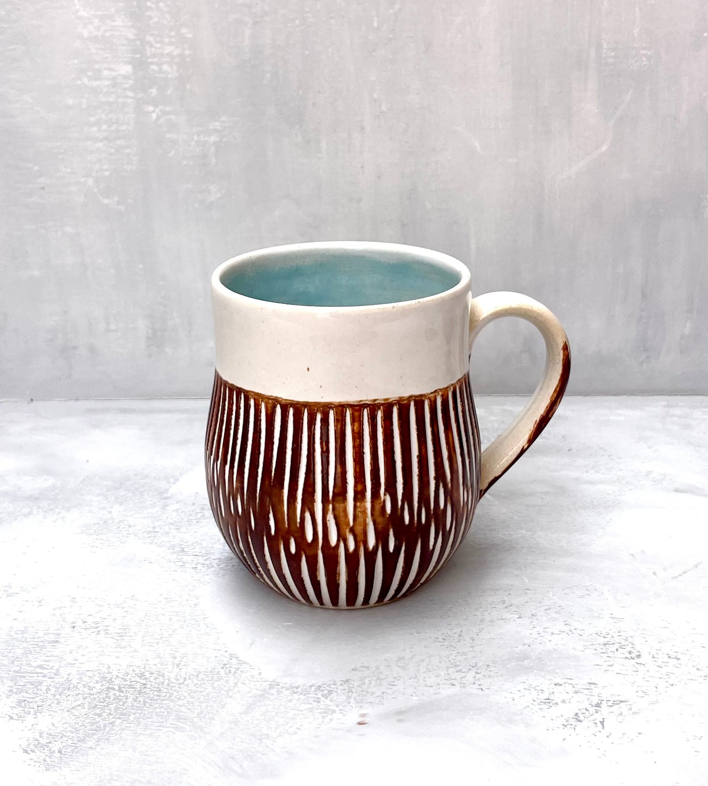 Taza grande tallada a mano