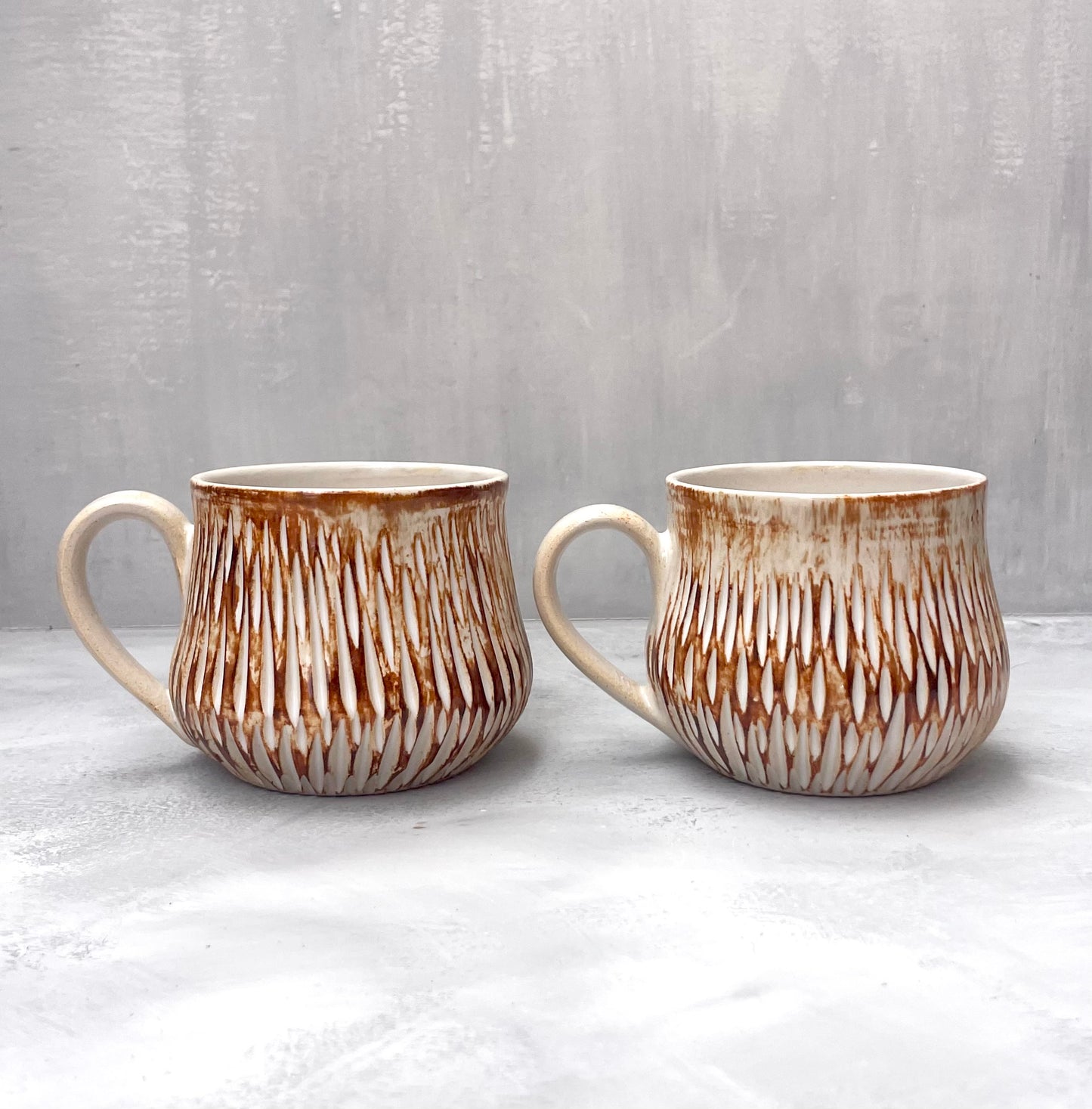 Juego de dos tazas de óxido de hierro talladas a mano