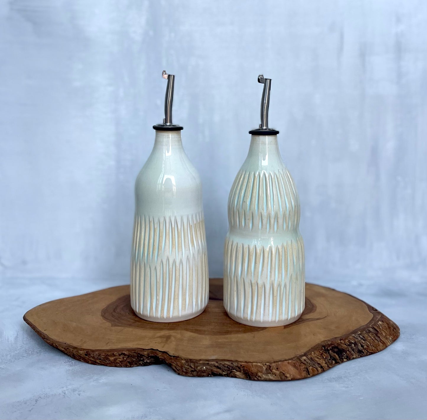 Juego de dos botellas de aceite de oliva blancas y verdes talladas a mano