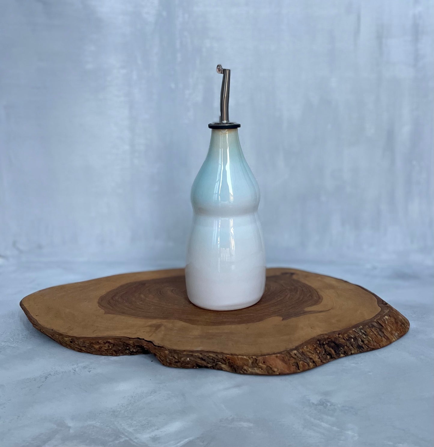 Botella de aceite de oliva verde degradado